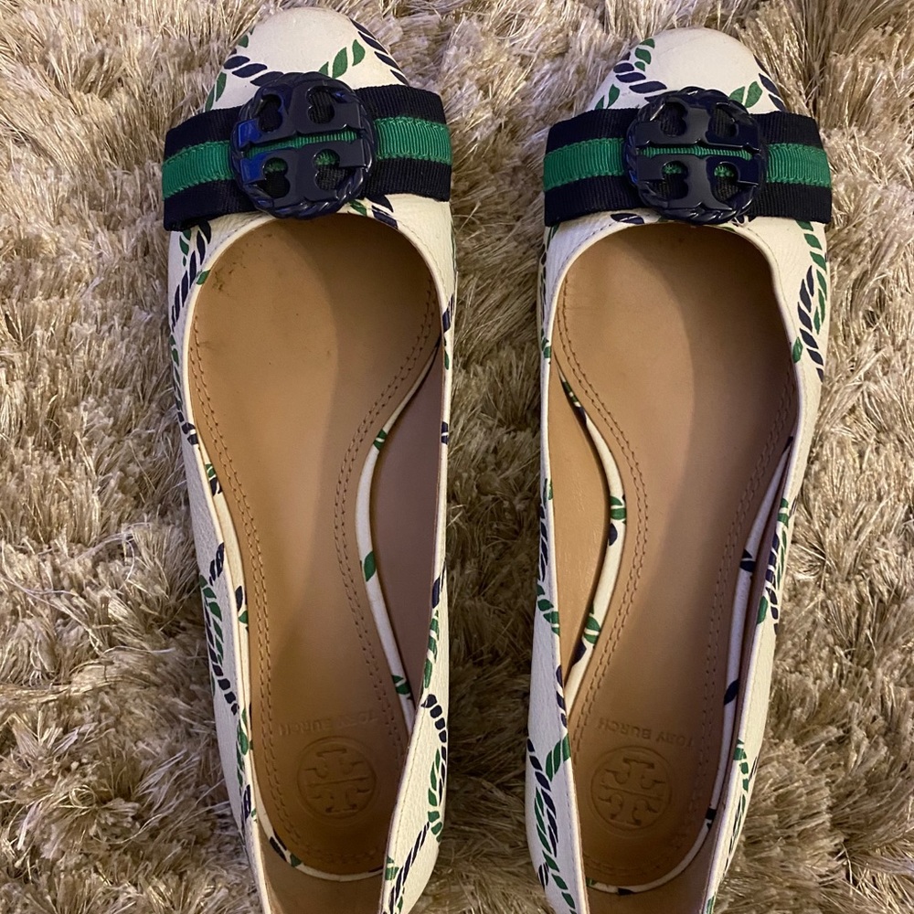 Tory Burch Multi Logo Ballet comes with Dust bag